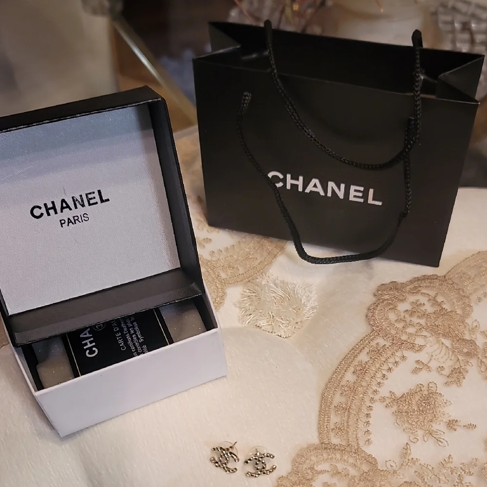 Chanel vintage Gold plated Earrings 0.5 inch - Picture 3 of 6